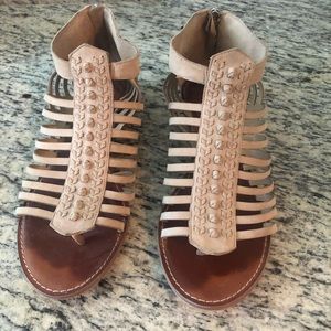 Cute suede sandals in a tan/nude color